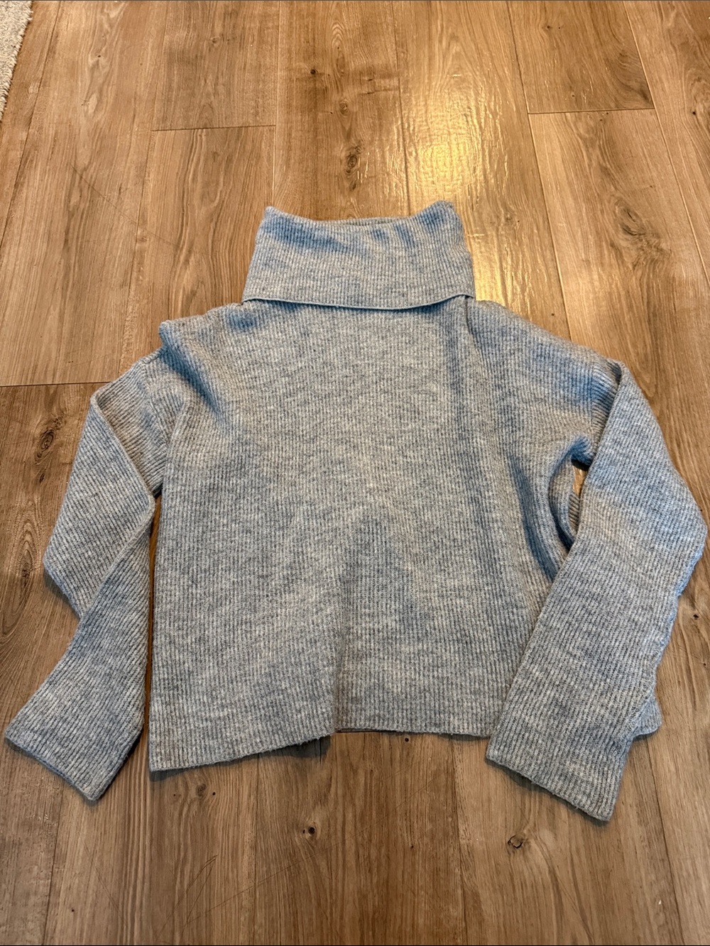 RDI Light Gray Ribbed Turtleneck Sweater